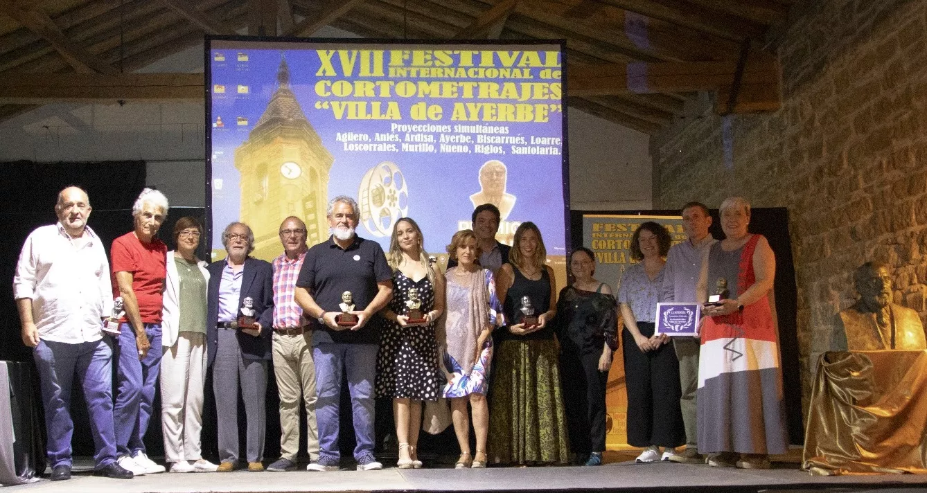 Triunfadores del Festival Internacional de Cortometrajes villa de Ayerbe con el equipo del certamen