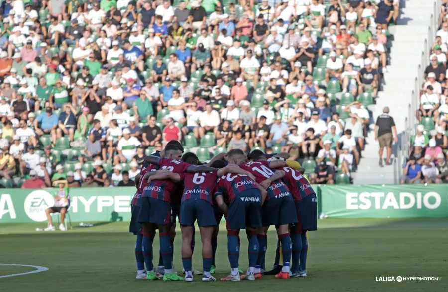 Los jugadores del Huesca hacen piña antes de empezar un partido
