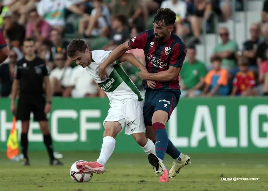 Javi Pérez ha debutado con la camiseta del Huesca en Liga, un peón más para el estilo Hidalgo en los jugadores azulgranas.