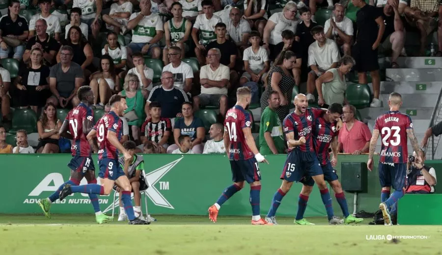 Los jugadores del Huesca celebran el tanto de Loureiro en Elche, el año pasado en la jornada 1.