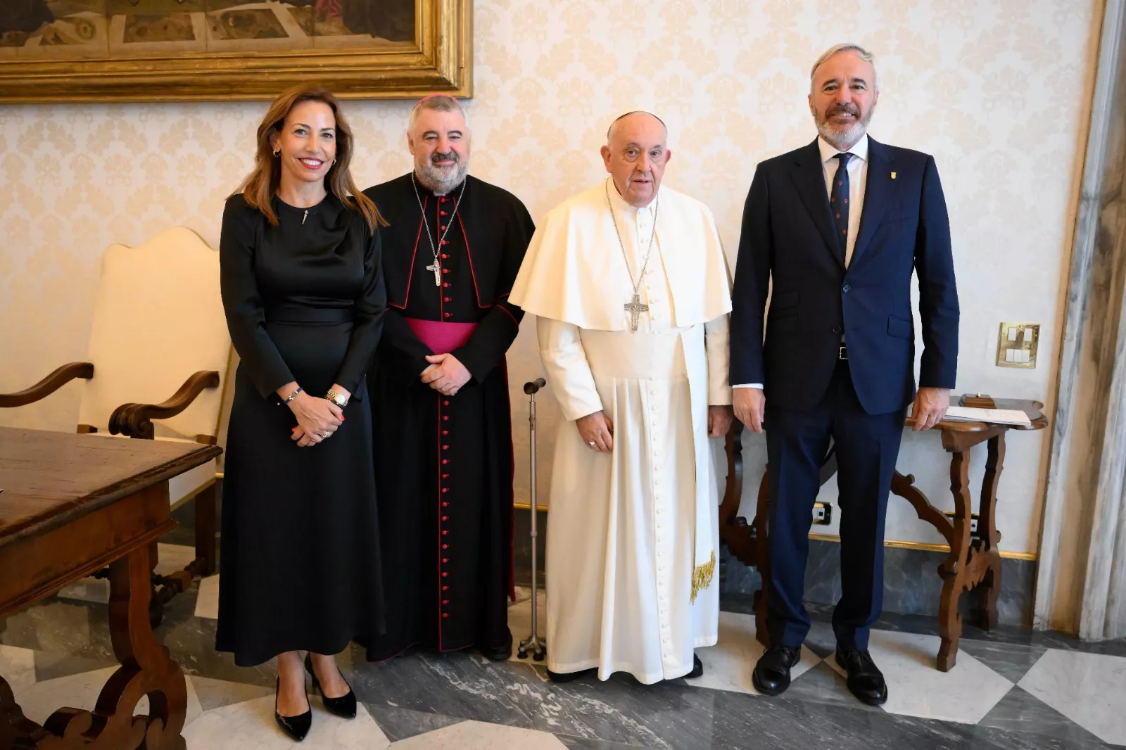 Natalia Chueca, Carlos Escribano, el papa Francisco y Jorge Azcón en la audiencia del pontífice