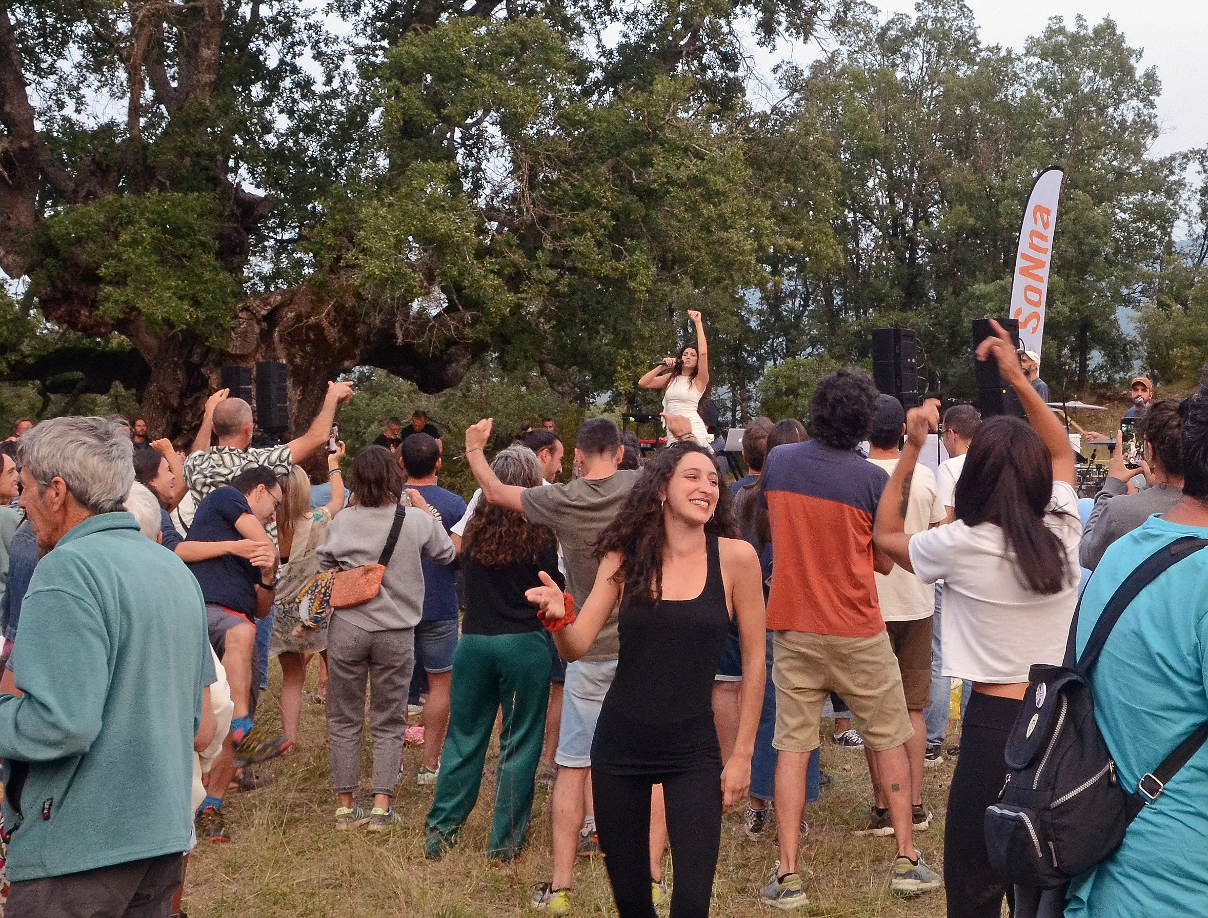 Actuación de Queralt Lahozen el Santuario de San Úrbez de Nocito.