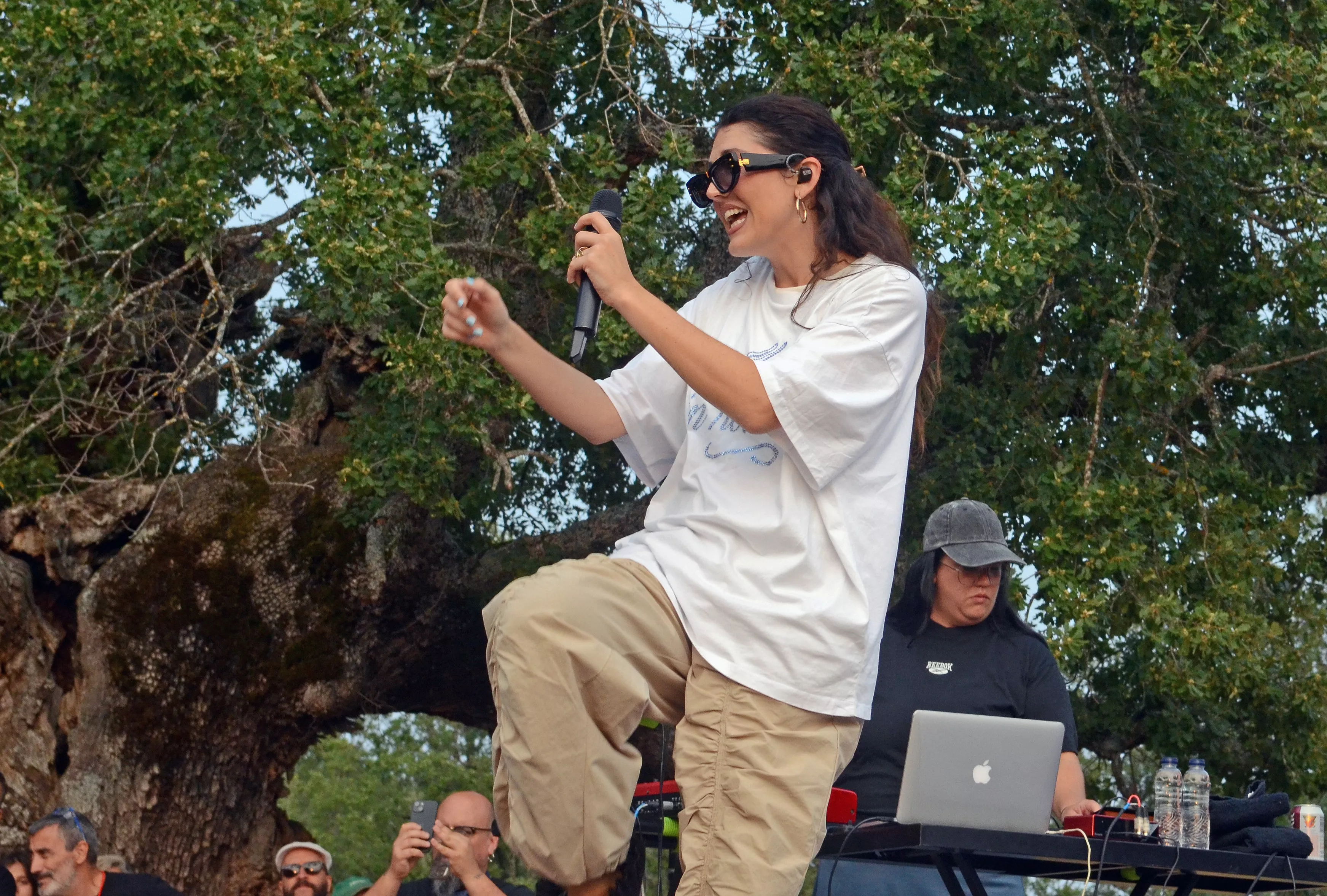 Actuación de Queralt Lahozen el Santuario de San Úrbez de Nocito.