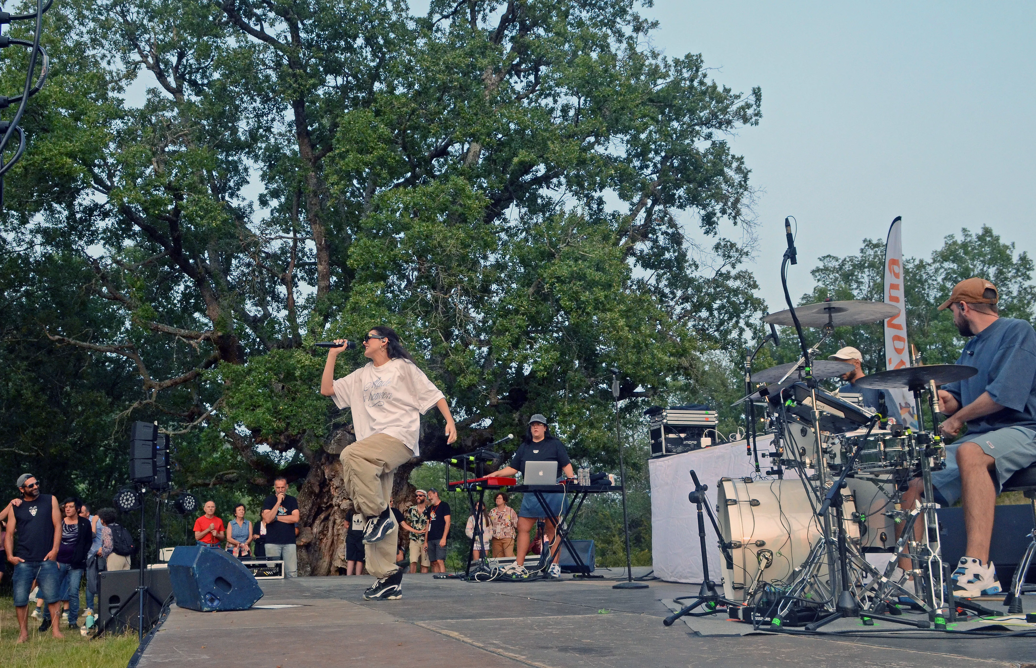 Actuación de Queralt Lahozen el Santuario de San Úrbez de Nocito.