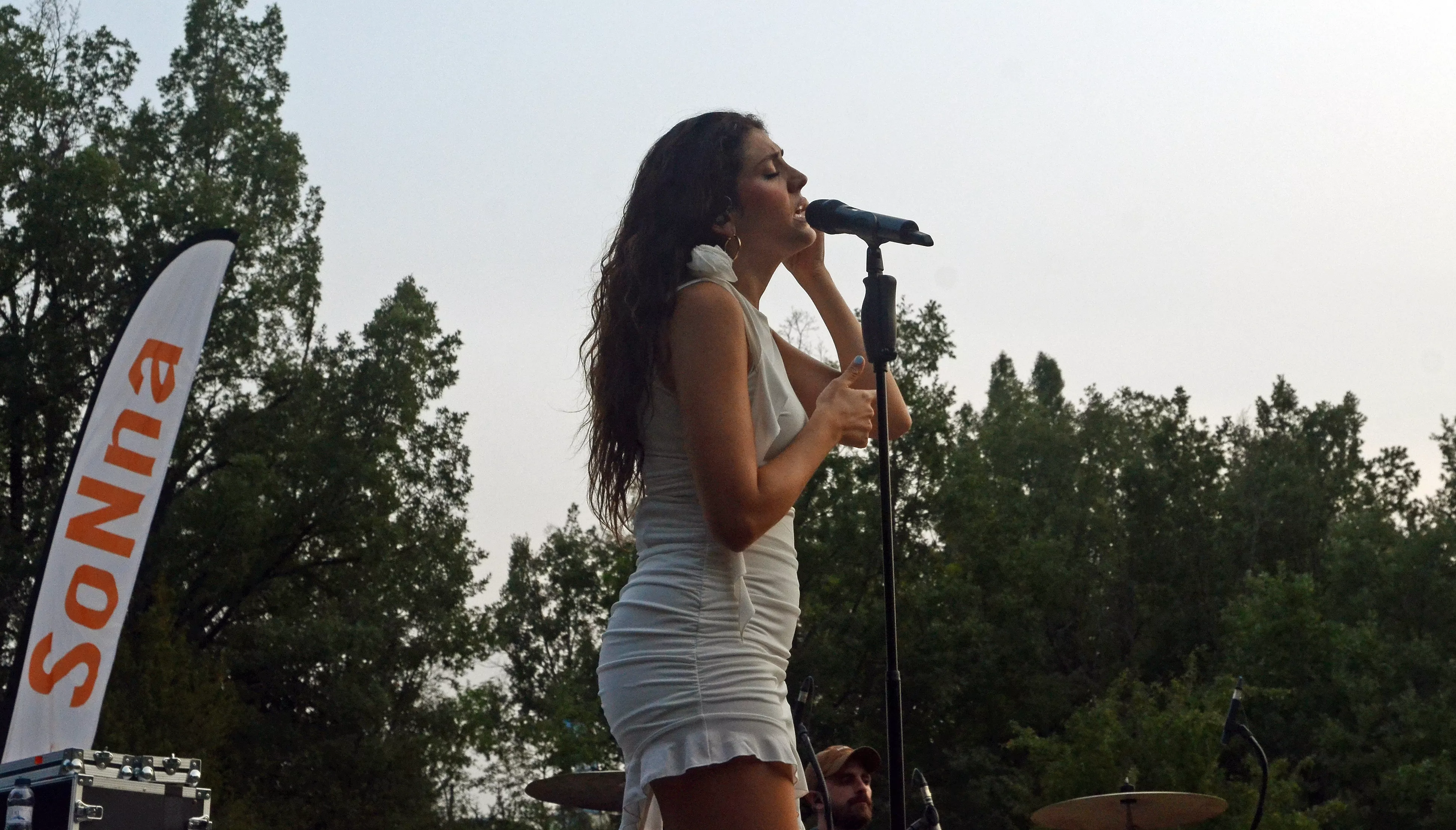 Actuación de Queralt Lahozen el Santuario de San Úrbez de Nocito.