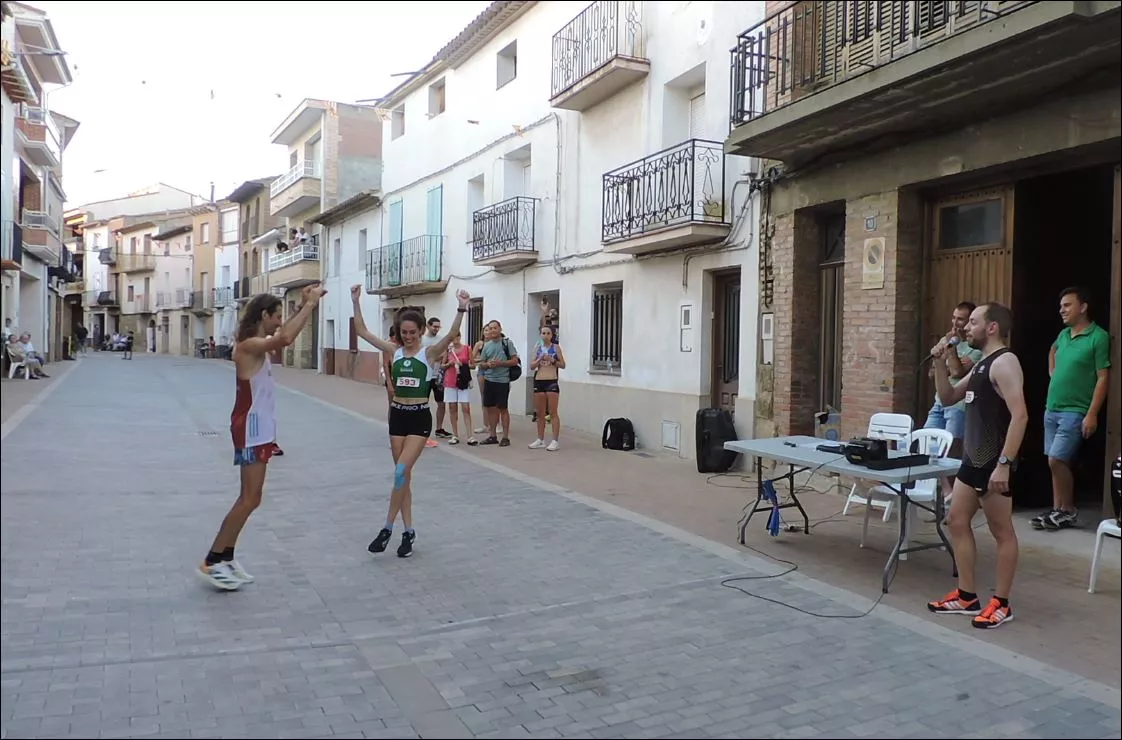 El atleta y Jotero Jorge Pérez Picón cantó una jota que bailaron los campeones