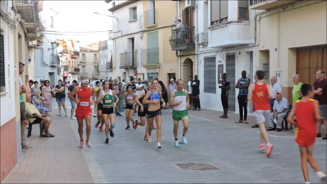 Atletas doblándose en uno de los giros en la calle San Antonio