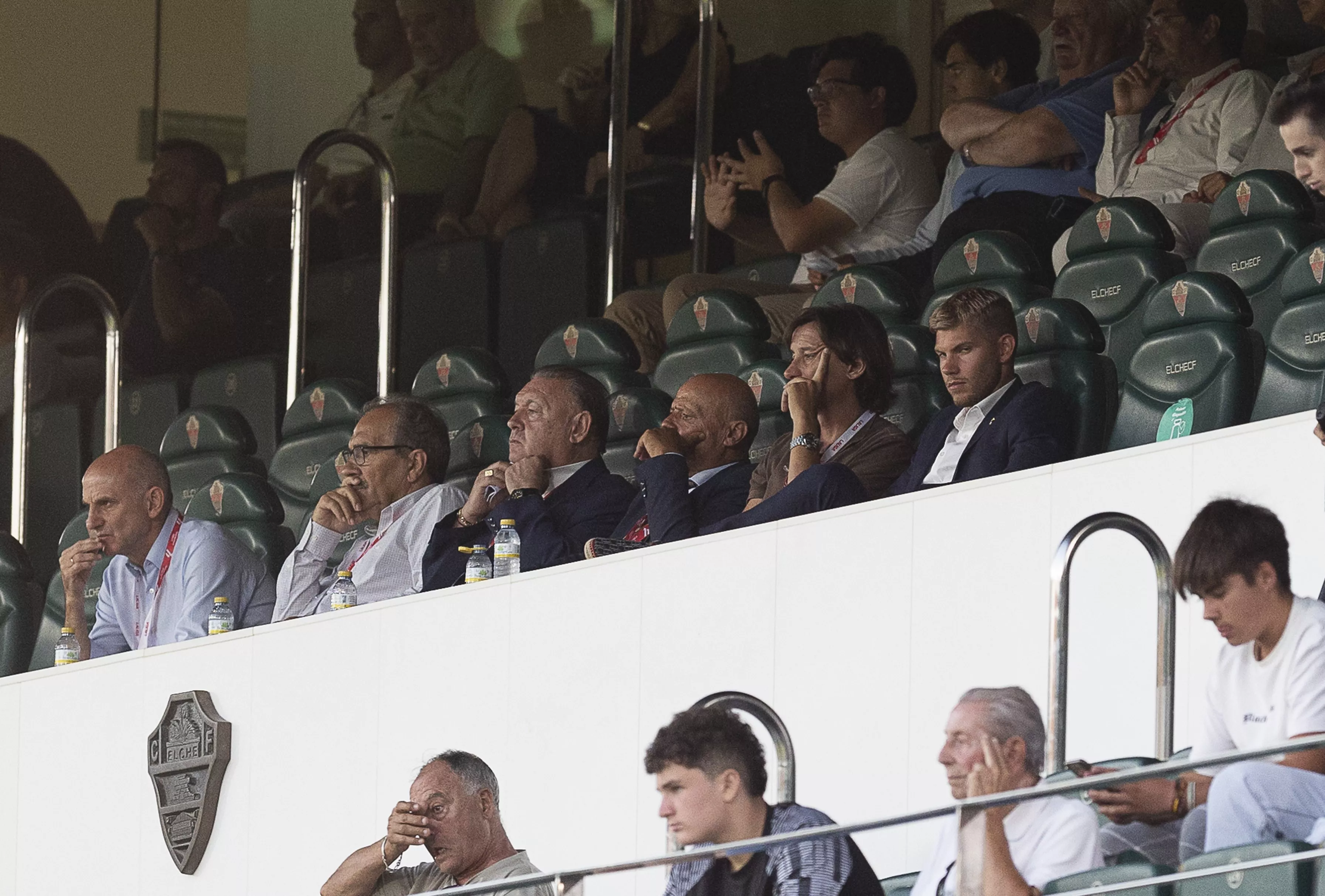 Agustín Lasaosa con Joaquín Buitrago, presidente del Elche. Cuatro filas más atrás, Ricardo Mur (esquina superior derecha). Foto Álex Domínguez/Diario Información