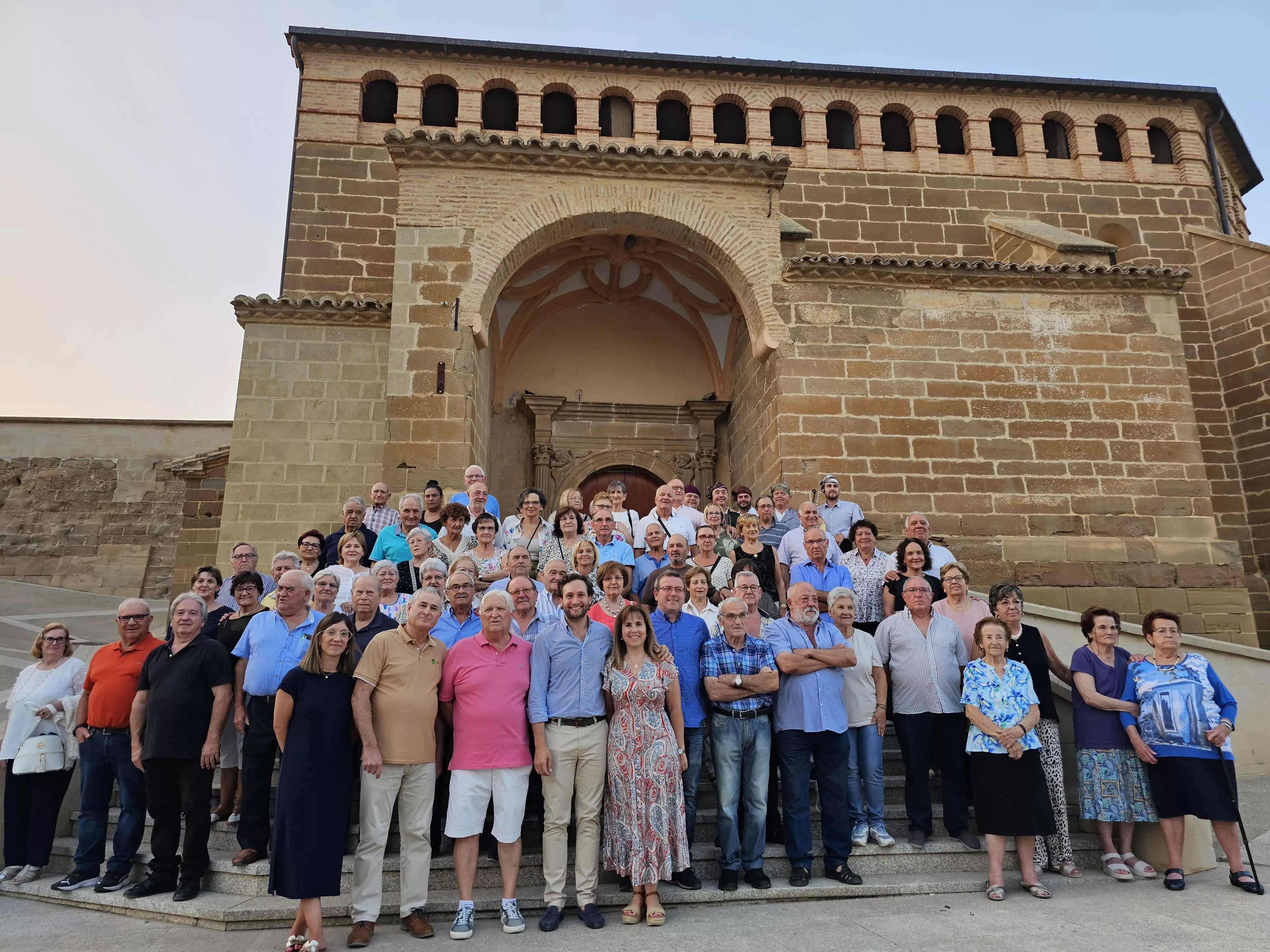 Foto de familia junto a la iglesia en el homenaje a los mayores que ha dado inicio a las fiestas de Peraltilla.
