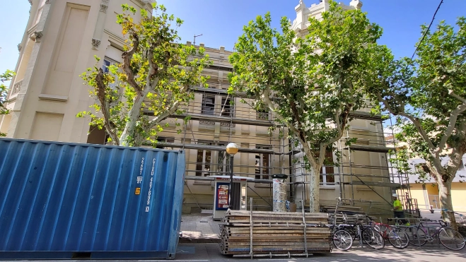 Los andamios se están instalando en las fachadas laterales. Los andamios se están instalando en las fachadas laterales.