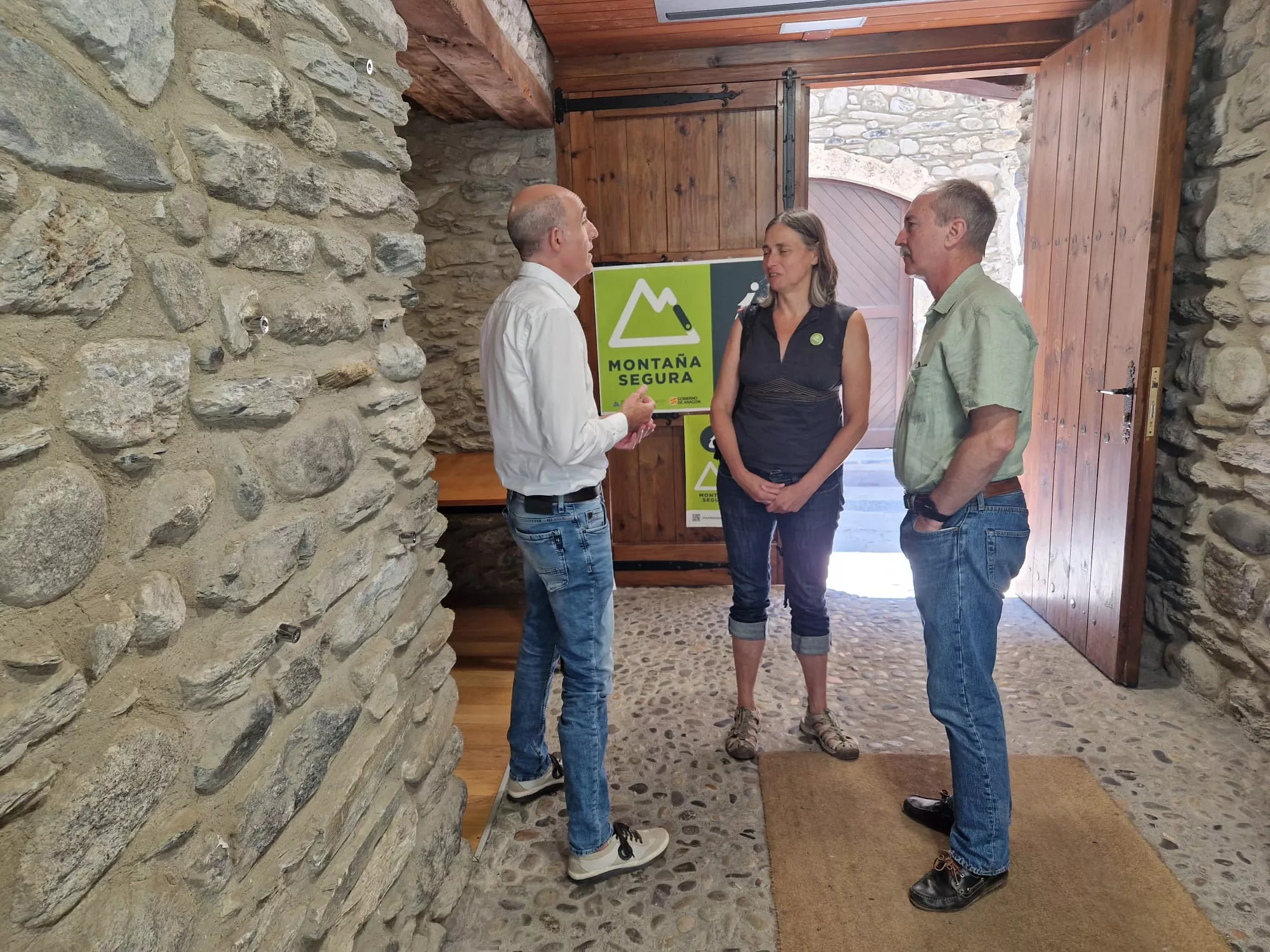 Marta Ferrer, en el centro de la imagen, entre el alcalde de Benasque, Manuel Mora, y el director general de Interior, Miguel Ángel Clavero.