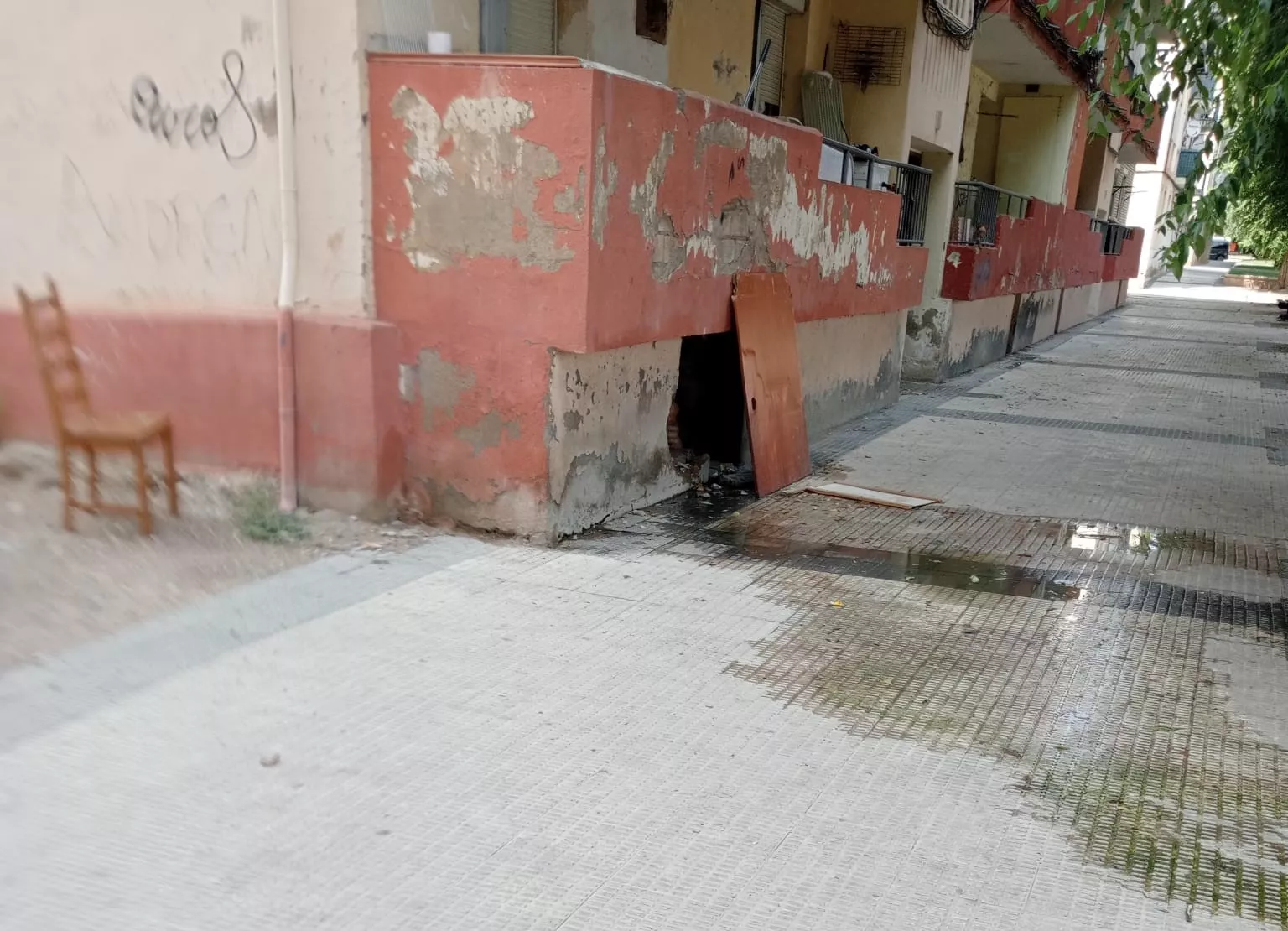 Imagen del vertido de aguas fecales en la calle Aragón de Huesca.