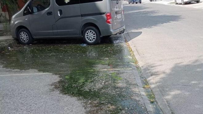 Imagen de los vertidos a la calle de un edificio de la calle Aragón. Imagen de los vertidos a la calle de un edificio de la calle Aragón.
