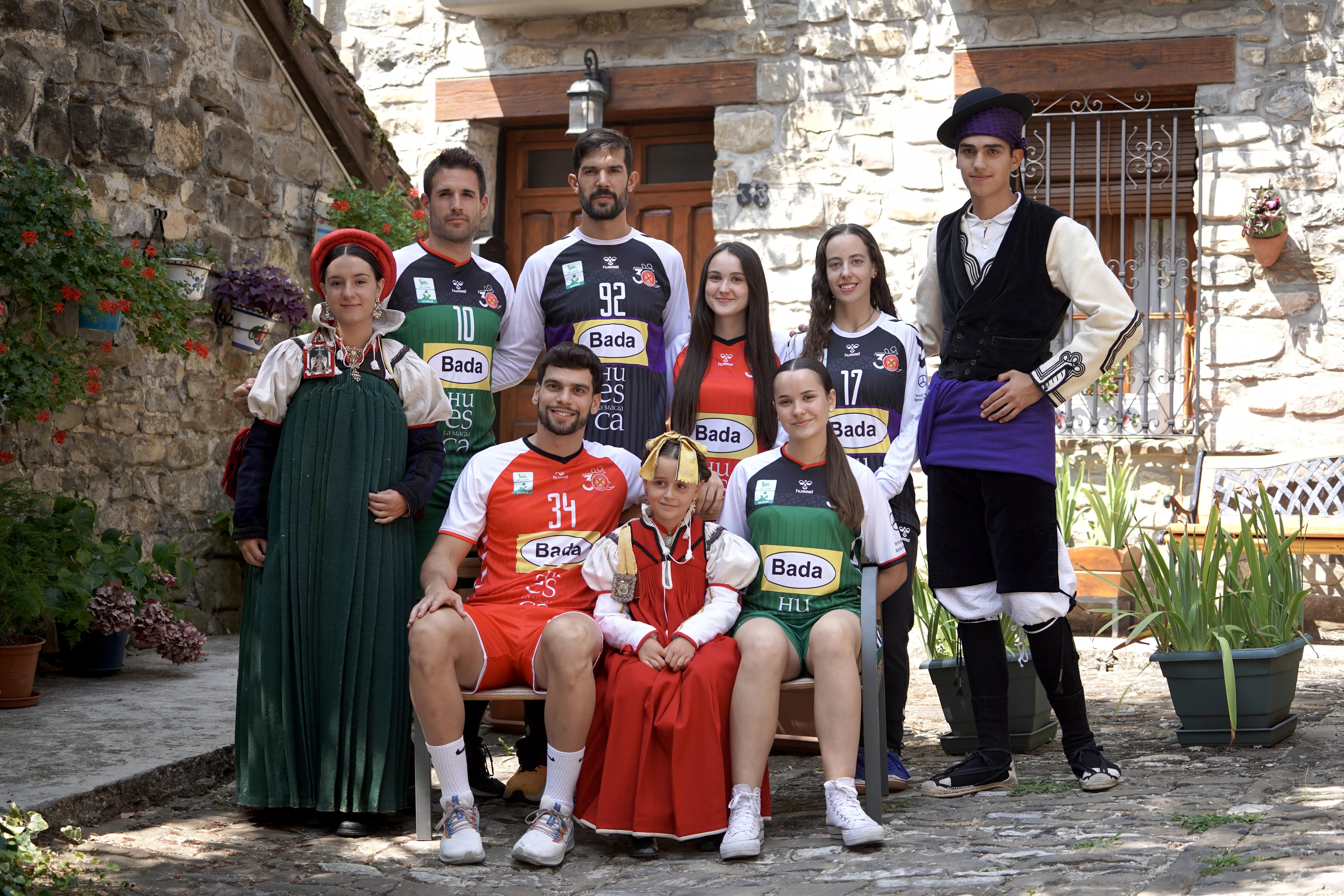 Las equipaciones de Bada Huesca con dos ansotanos vestidos con el traje tradicional