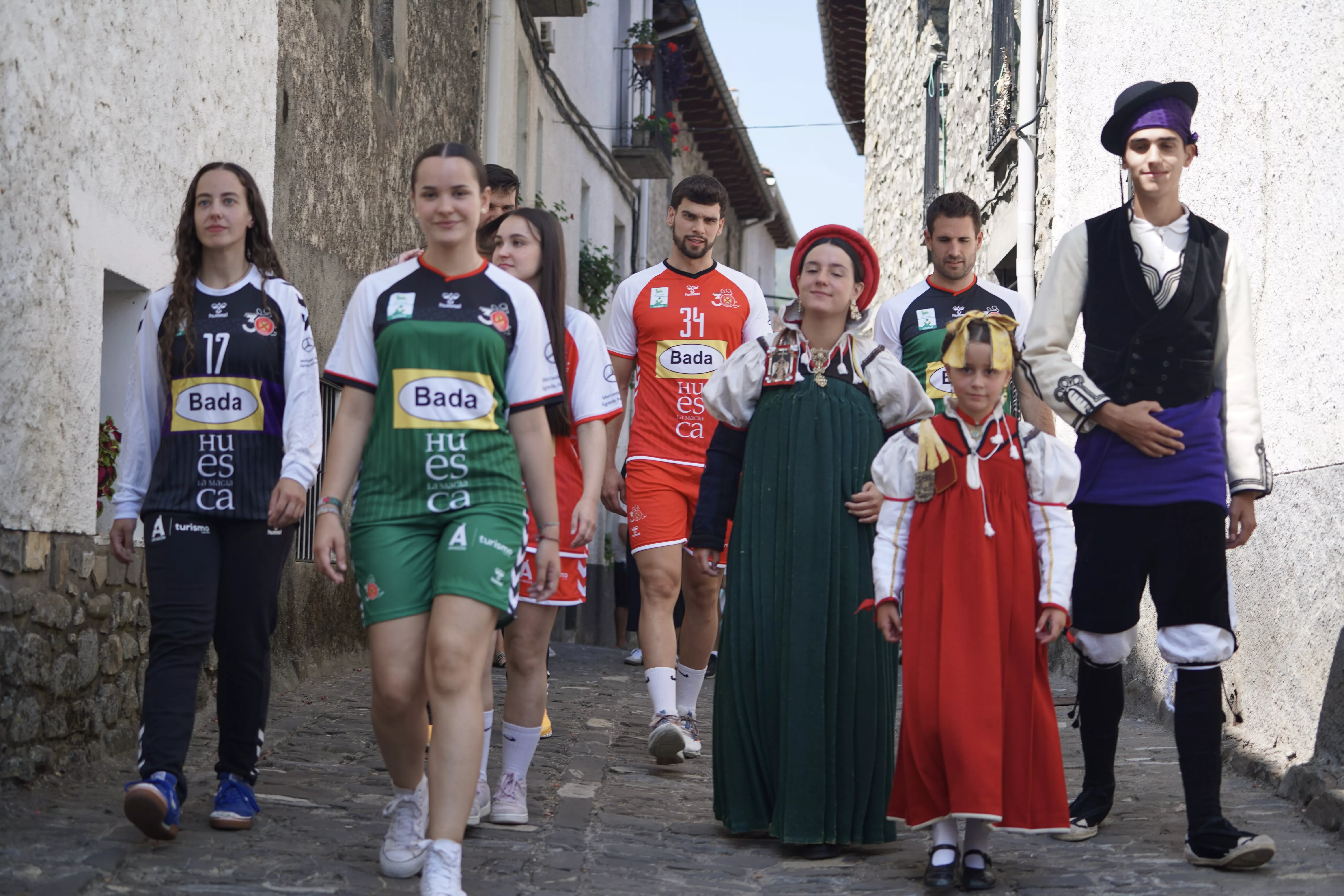 Presentación de las equipaciones de Bada Huesca en Ansó