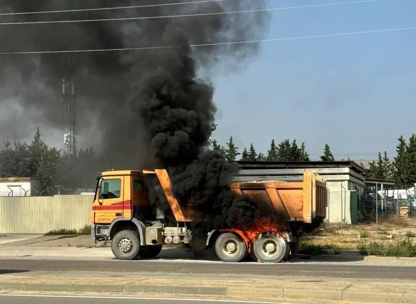 Vehículo que ha comenzado a arder en la Ronda Industria de Huesca. Vehículo que ha comenzado a arder en la Ronda Industria de Huesca.