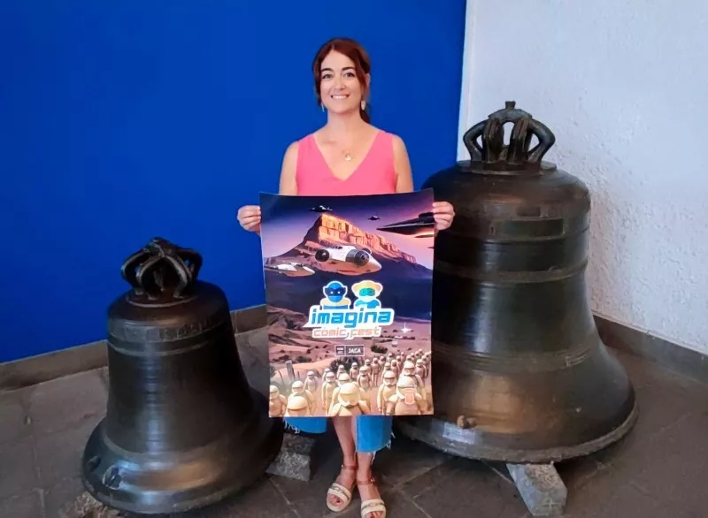 La concejala Marta Moreno sostiene el cartel del Imagina Cómic Fest.