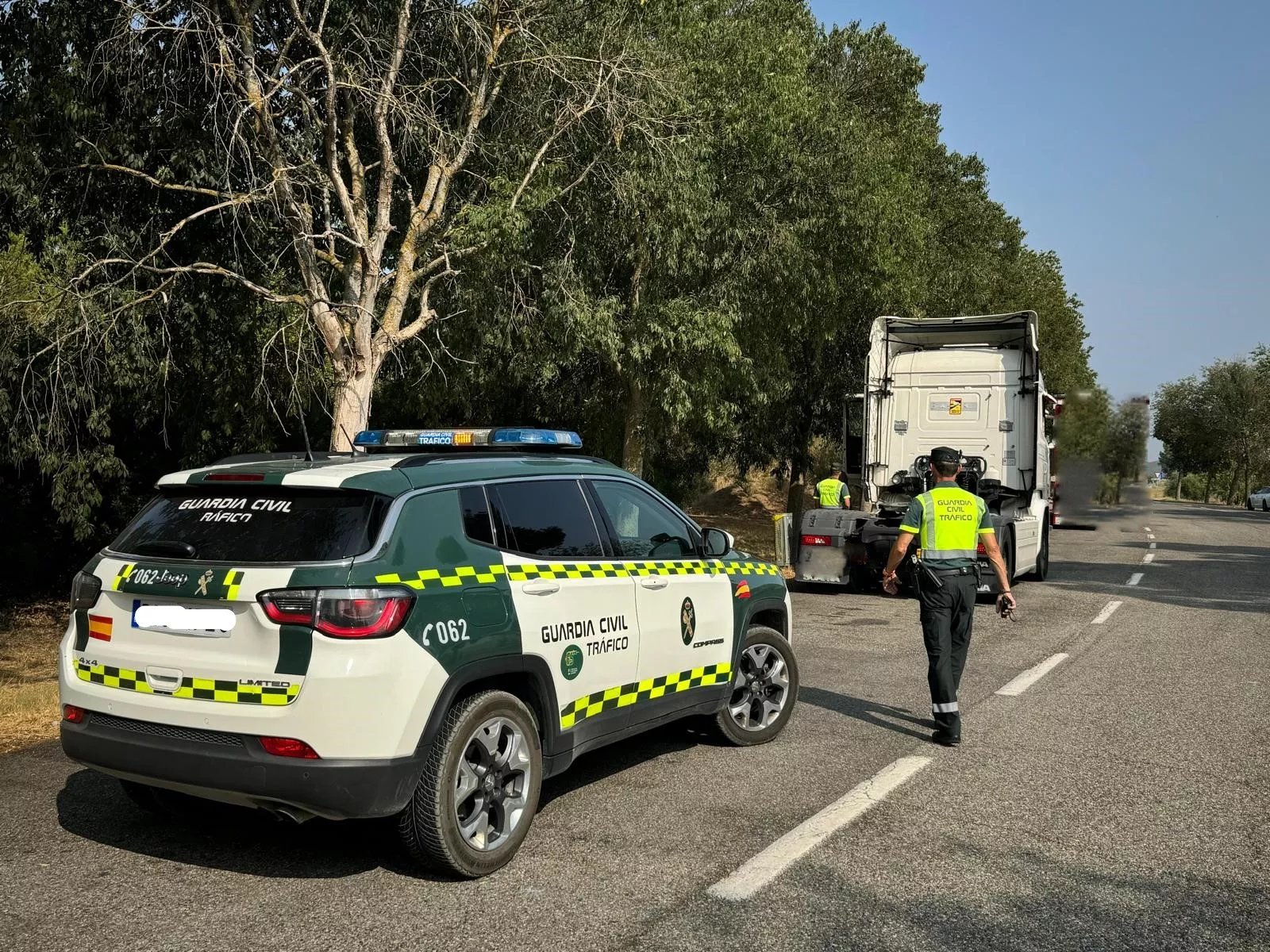 El Destacamento de la Guardia Civil de Tráfico en Fraga con el camión conducido por la persona investigada El Destacamento de la Guardia Civil de Tráfico en Fraga con el camión conducido por la persona investigada