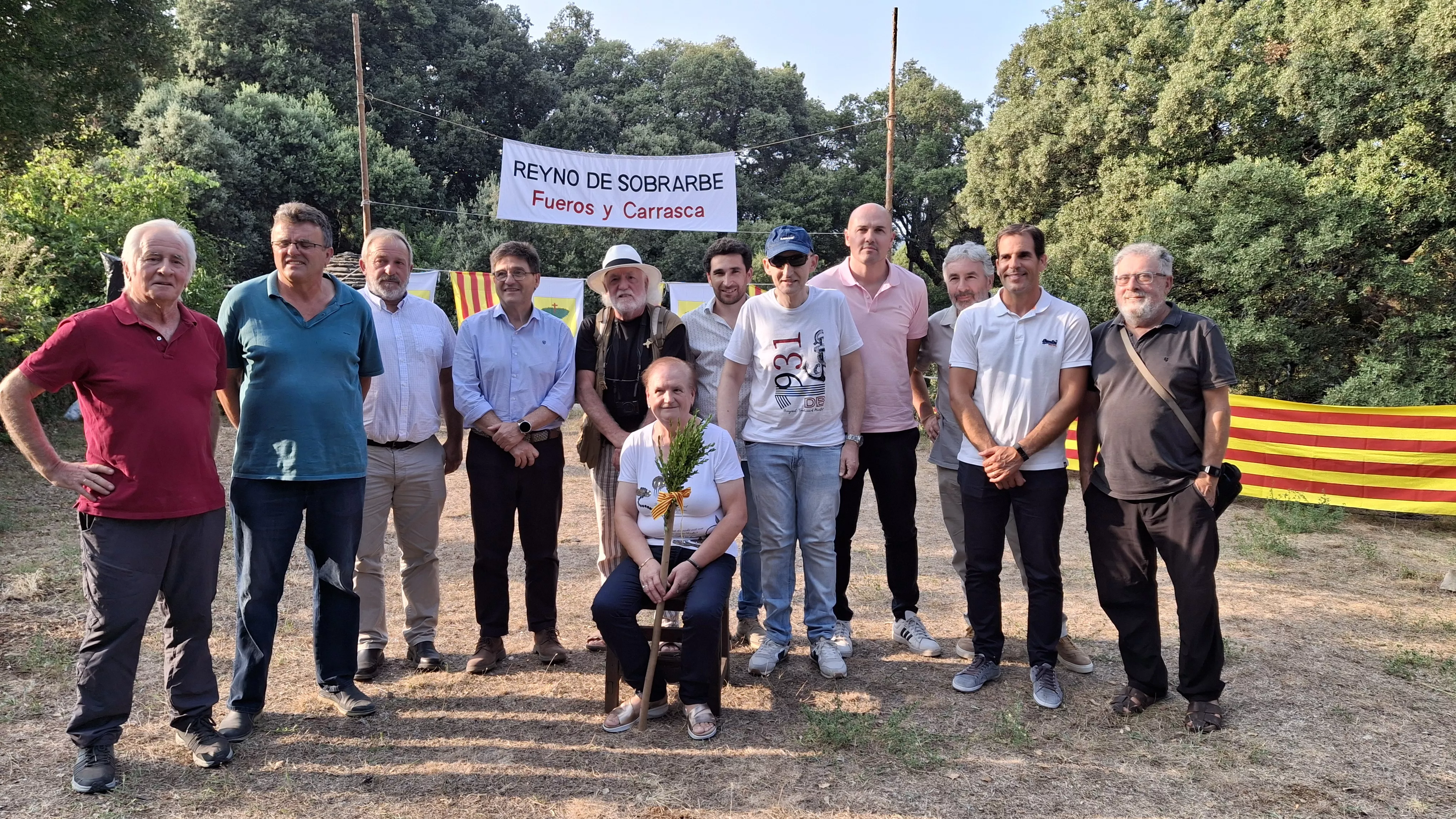 Las autoridades asistentes junto a algunos miembros de la Asociacion y la alcaldesa con el cetro del juramento