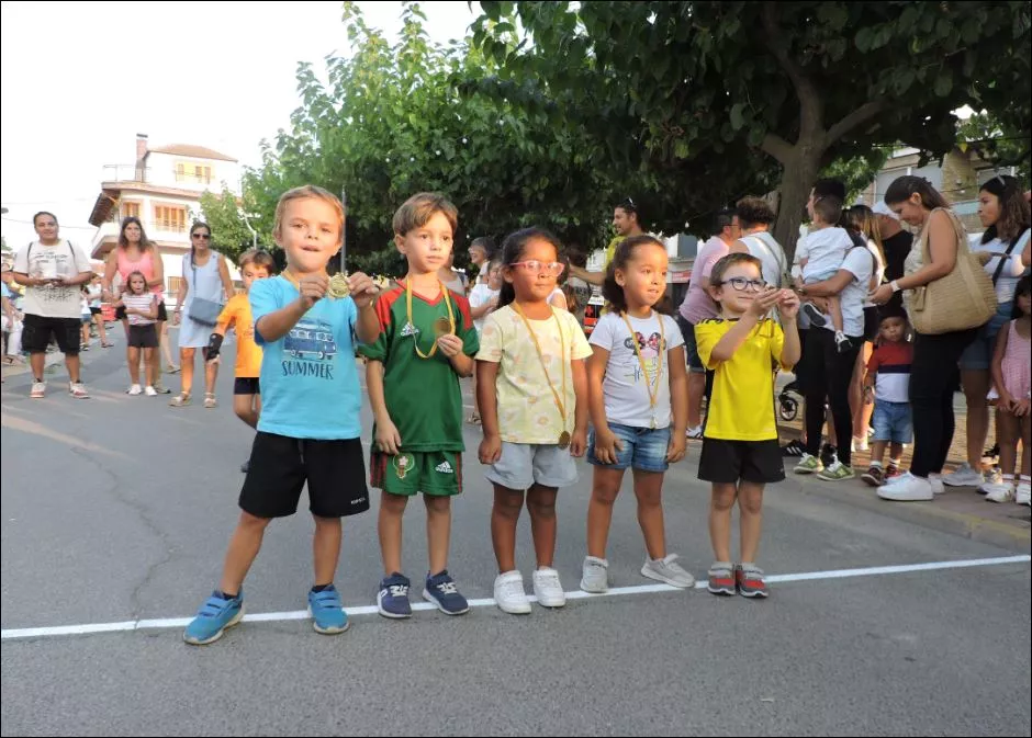 Niños y niñas de 4 y 5 años con sus medallas