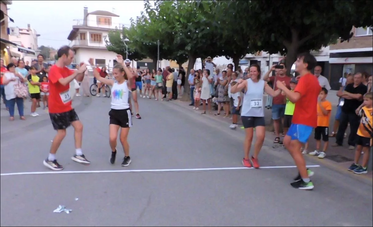 Campeones locales y absolutos bailando la jota de los pollos