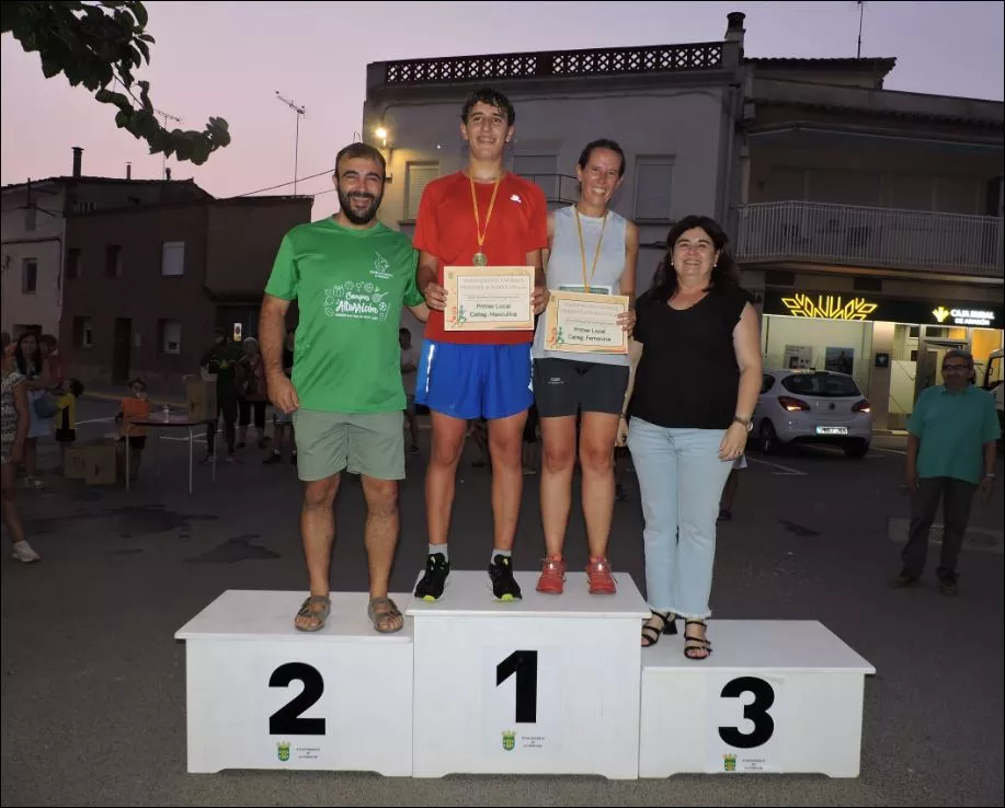 vencedores locales en el podium acompañado de la alcaldesa Susana Ramón y del eniente alcalde Zuar Bometon