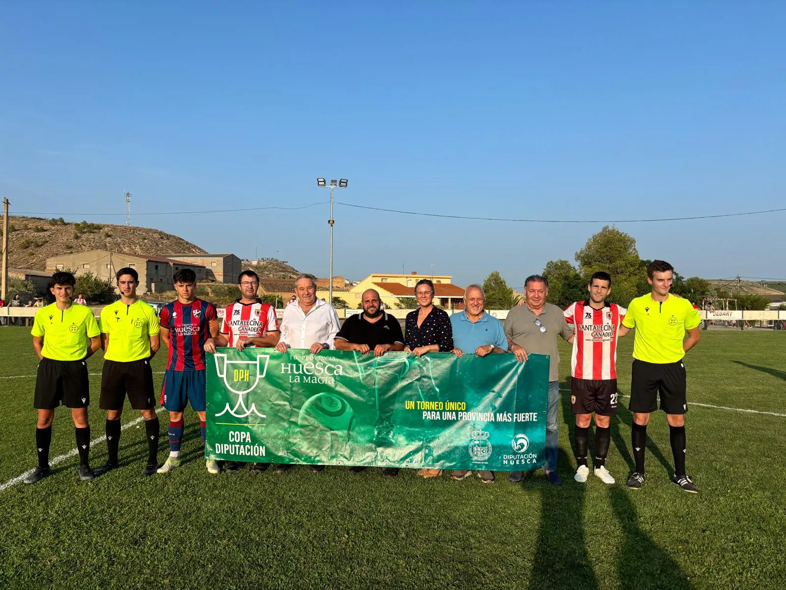 Capitanes de los equipos y árbitros con el presidente del Huesca, Agustín Lasaosa
