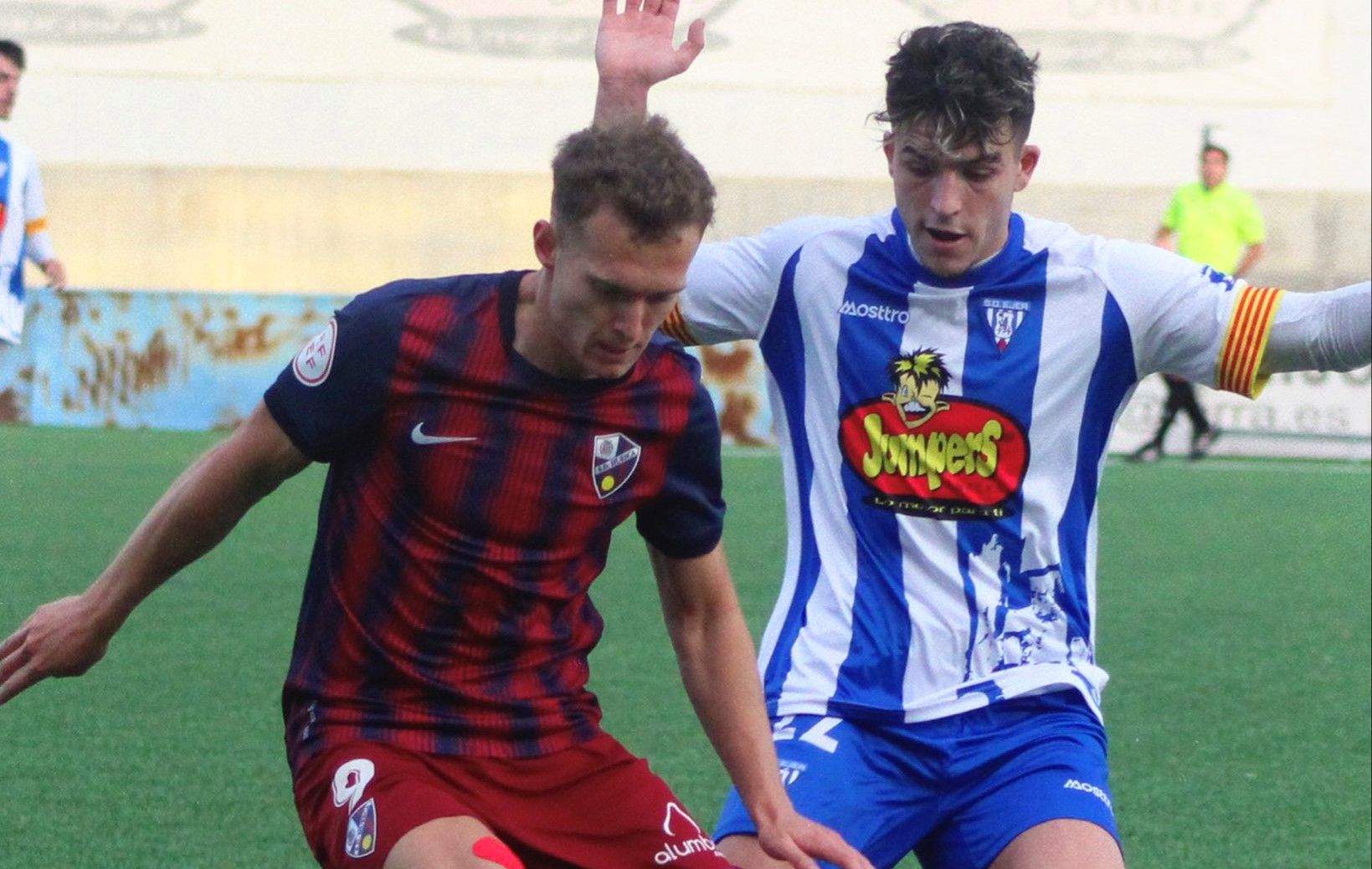 Tresaco pugna un balón con un jugador del Ejea. Foto: @SDHuescaB