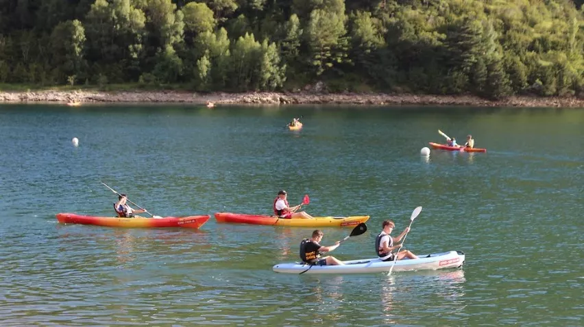 Actividad de piraguas en el embalse de Lanuza.