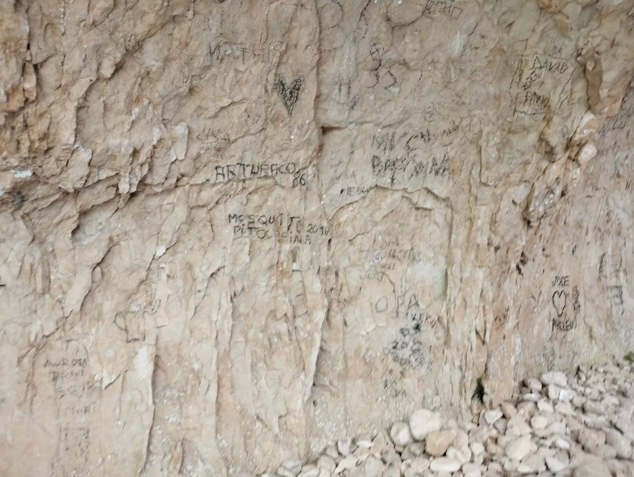 Las rocas del barranco de Basender llenas de pintadas