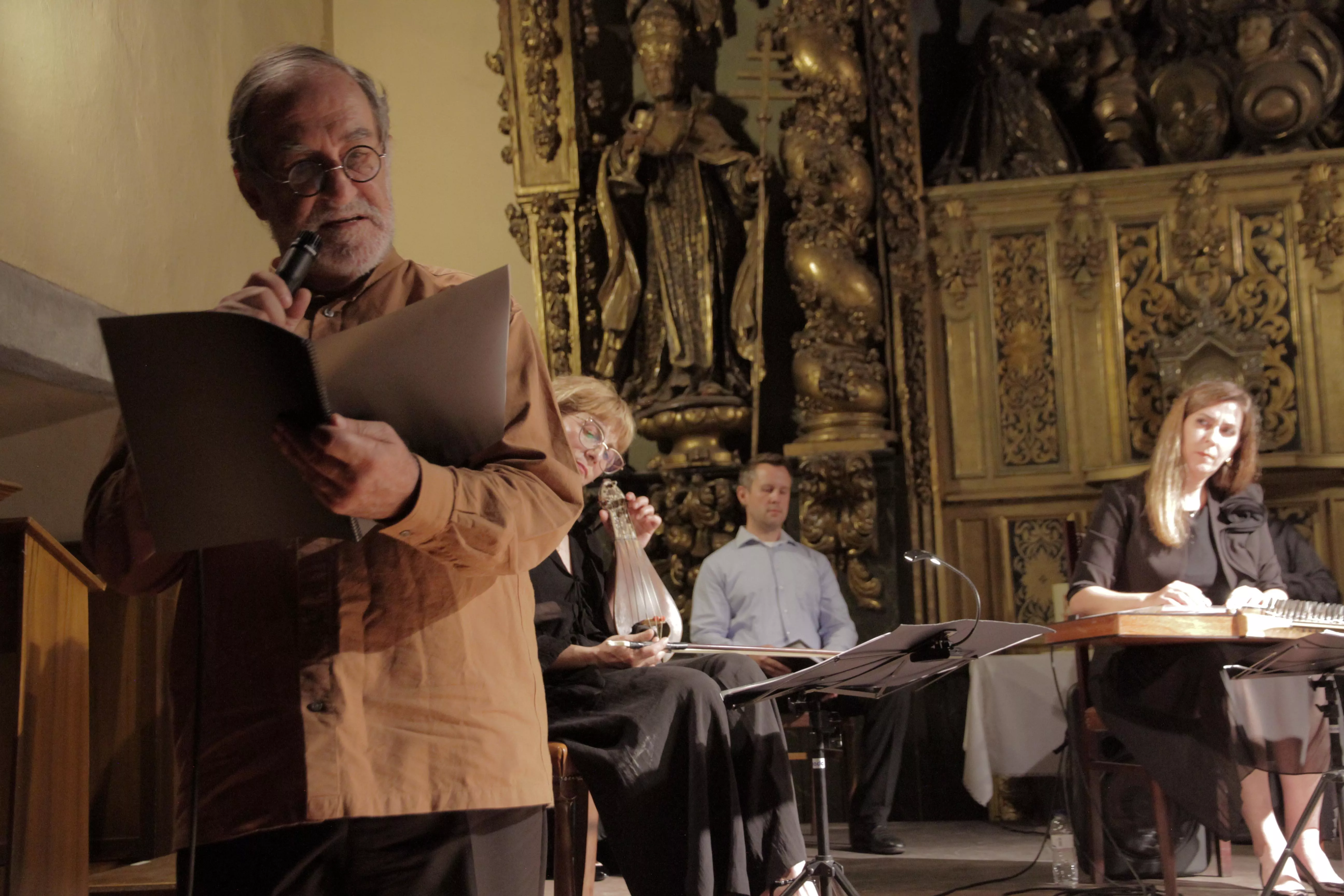 Ramón Barrea, narrador en la actuación de Cappella Mariana y Constantinople en Jaca, en el Festival en el Camino de Santiago.