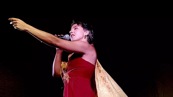 Julia Cruz. Julia Cruz.