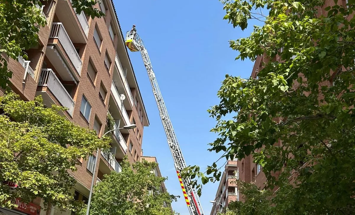 Intervención de los Bomberos de Huesca en un edificio de la calles Camila Gracia con Tenerías.