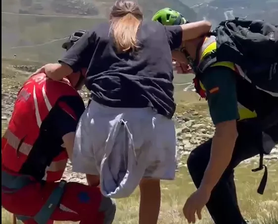 Atención de una contusionada por la Guardia Civil