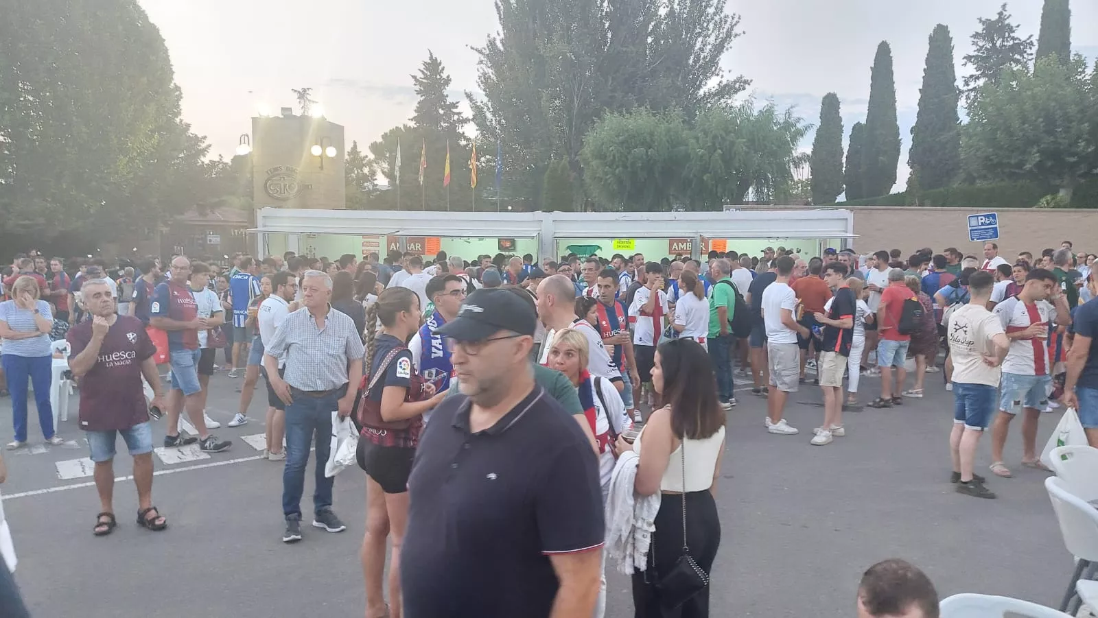 Ambientazo en la terraza de El Alcoraz. Estas son las alineaciones del Huesca-Depor,