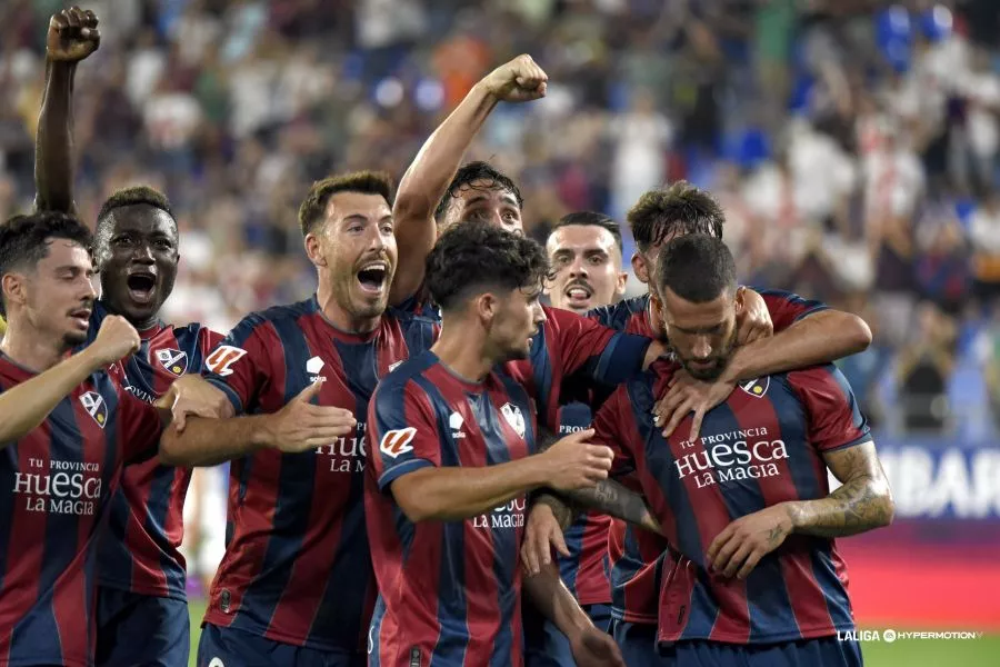 El Huesca celebra el tanto de Sielva, de penalti, este viernes ante el Depor. Foto: LaLiga