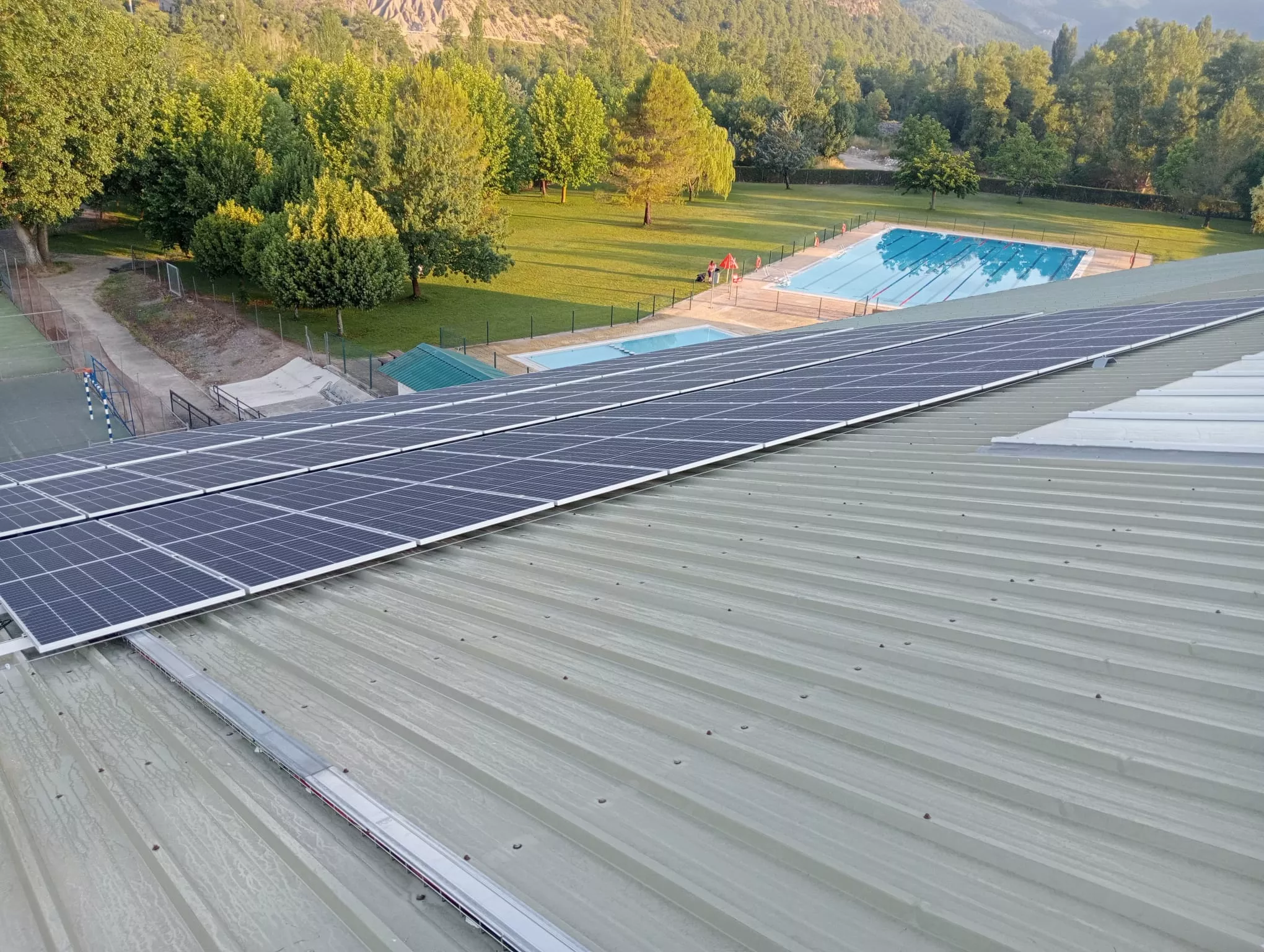 Instalación fotovoltaica en el pabellón polideportivo de Aínsa.