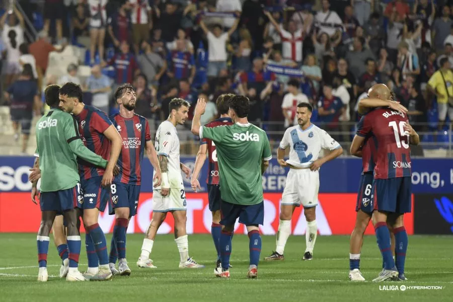 Jérémy Blasco, abrazado y héroe con el Huesca tras su gol decisivo ante el Deportivo de La Coruña, es la gacela de la Segunda División