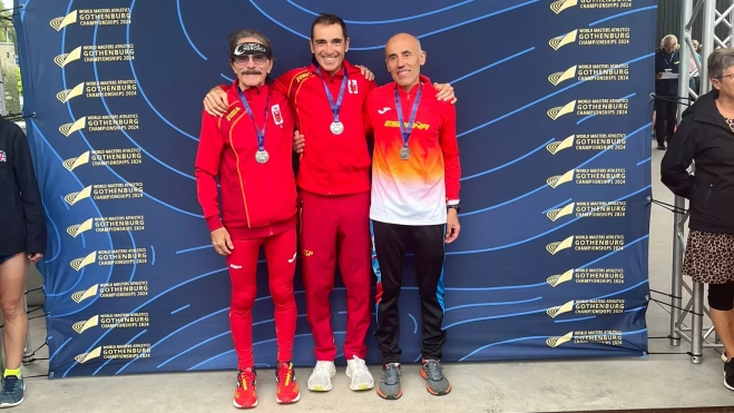 Clavijo, en el centro, con Lebrero y Carreras como subcampeones del mundo por equipos del medio maratón M55 Clavijo, en el centro, con Lebrero y Carreras como subcampeones del mundo por equipos del medio maratón M55