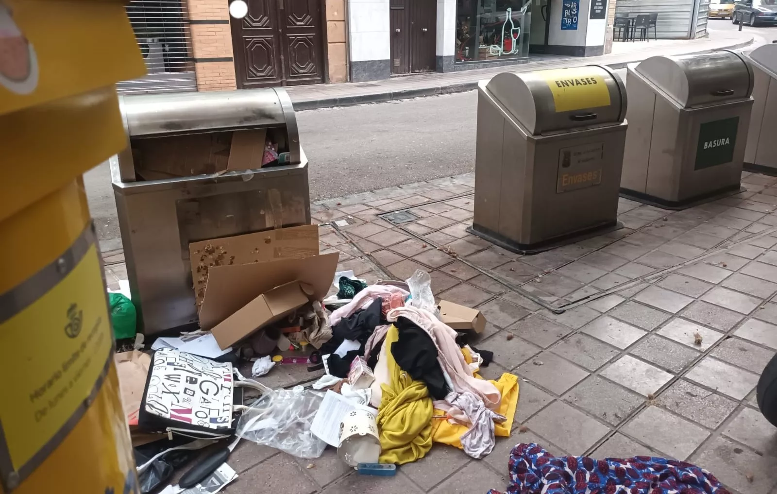 Contenedores soterrados en Barbastro y la basura desperdigada