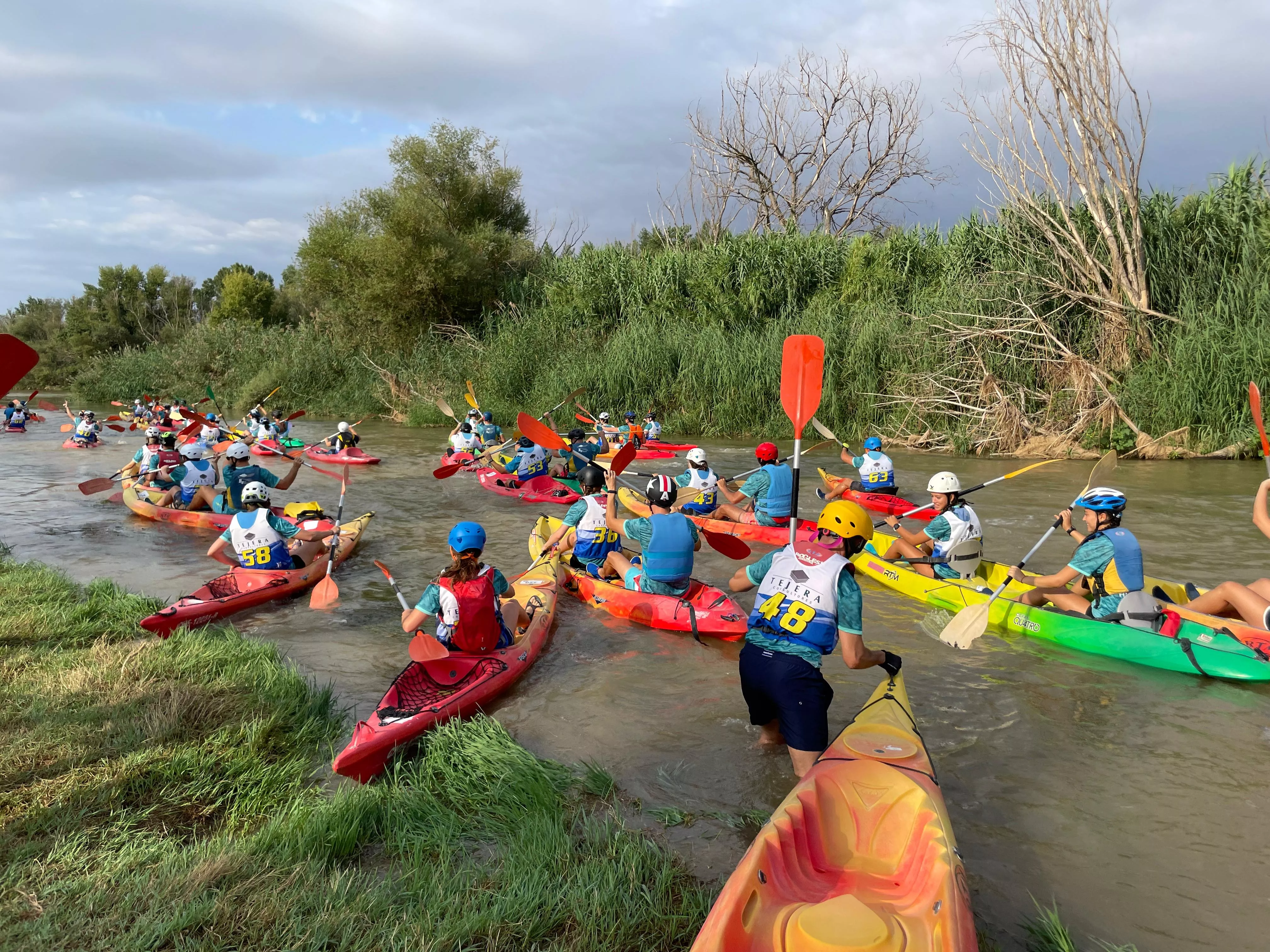 Salida de una tanda de palistas populares. Foto Ayuntamiento de Fraga Salida de una tanda de palistas populares. Foto Ayuntamiento de Fraga