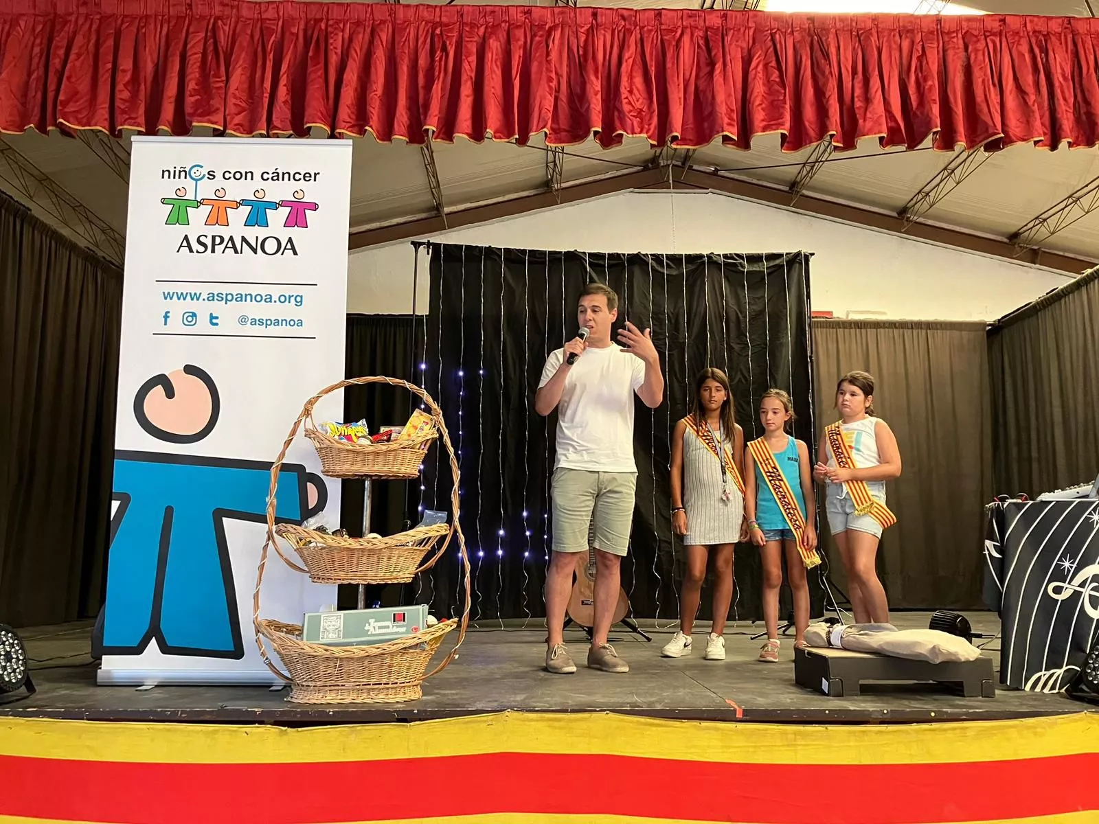 Carlos Larroy, junto a las mairalesas, agradece la donación de 480 euros de El Temple