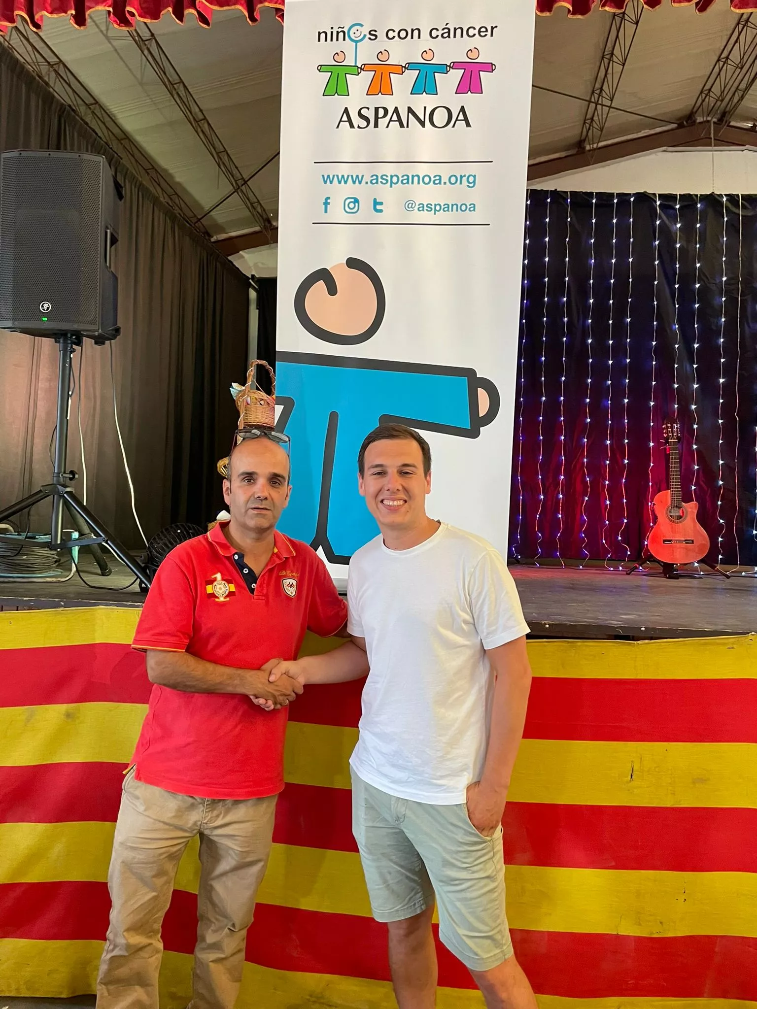 Entrega a Aspanoa de un donativo de El Temple