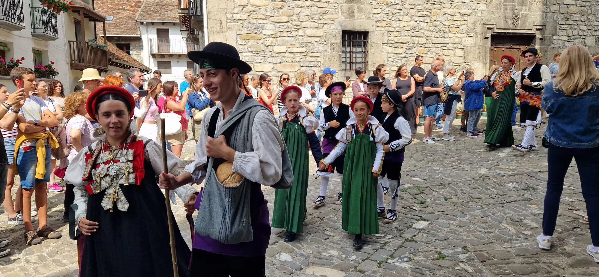 Planes para vivir en Aragón. Día de Exaltación del Traje Típico Ansotano. Foto Myriam Martínez