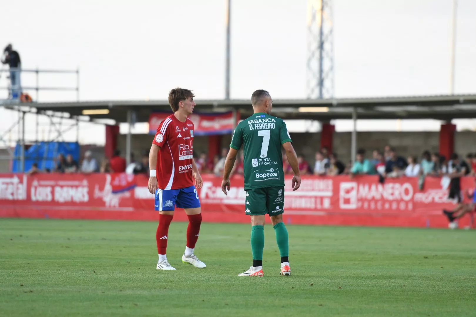 Manu Rico y David Ferreiro, dos exazulgranas que se enfrentaron en el Tarazona-Arenteiro. Foto: El Marcador Aragonés (@ElMarcadroArg)
