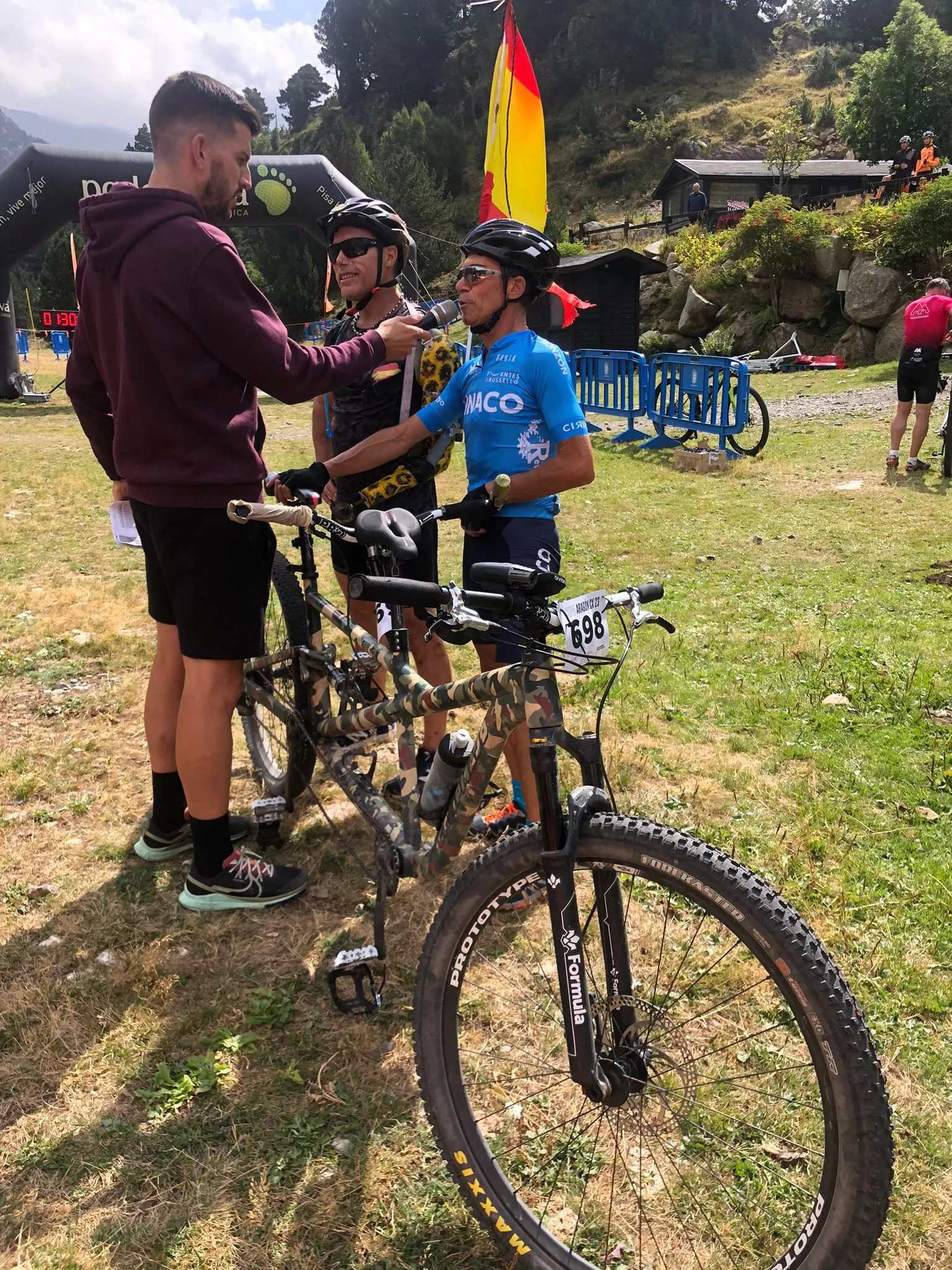 Jean Pedraza, en meta, responde a las preguntas que le hicieron.