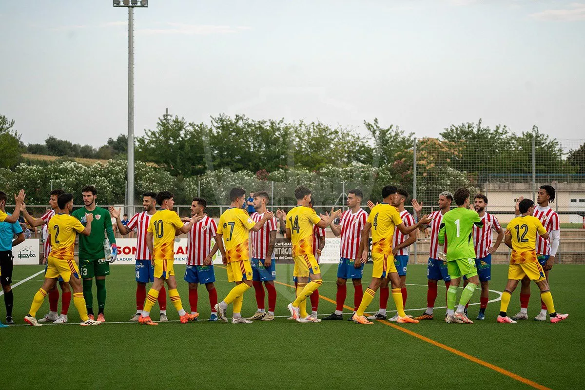 Jugadores del Barbastro y Lleida CF, en el pasamanos antes del partido amistoso. Foto: Lleida CF
