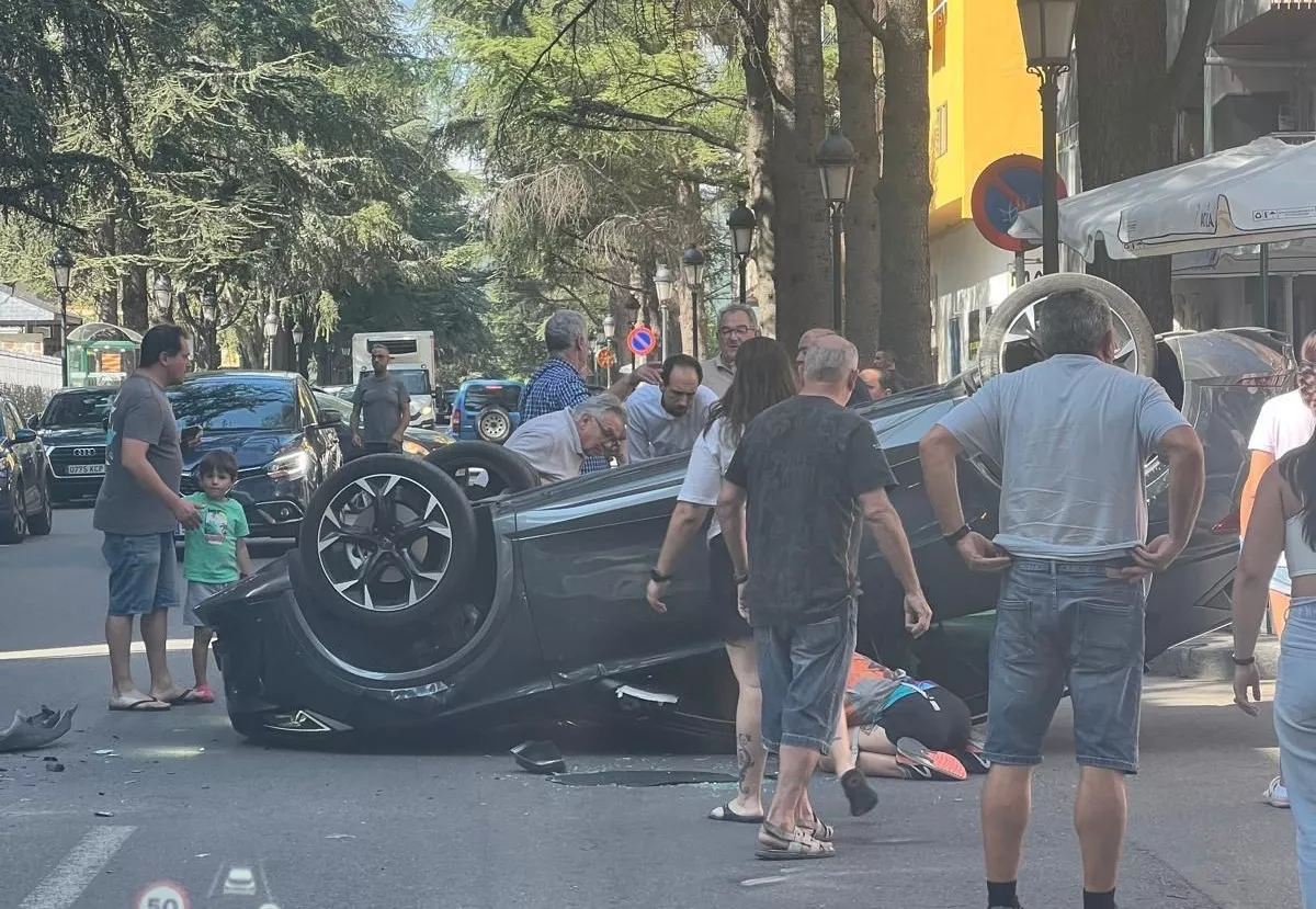 Imagen del vehículo volcado en la avenida Francia de Jaca.