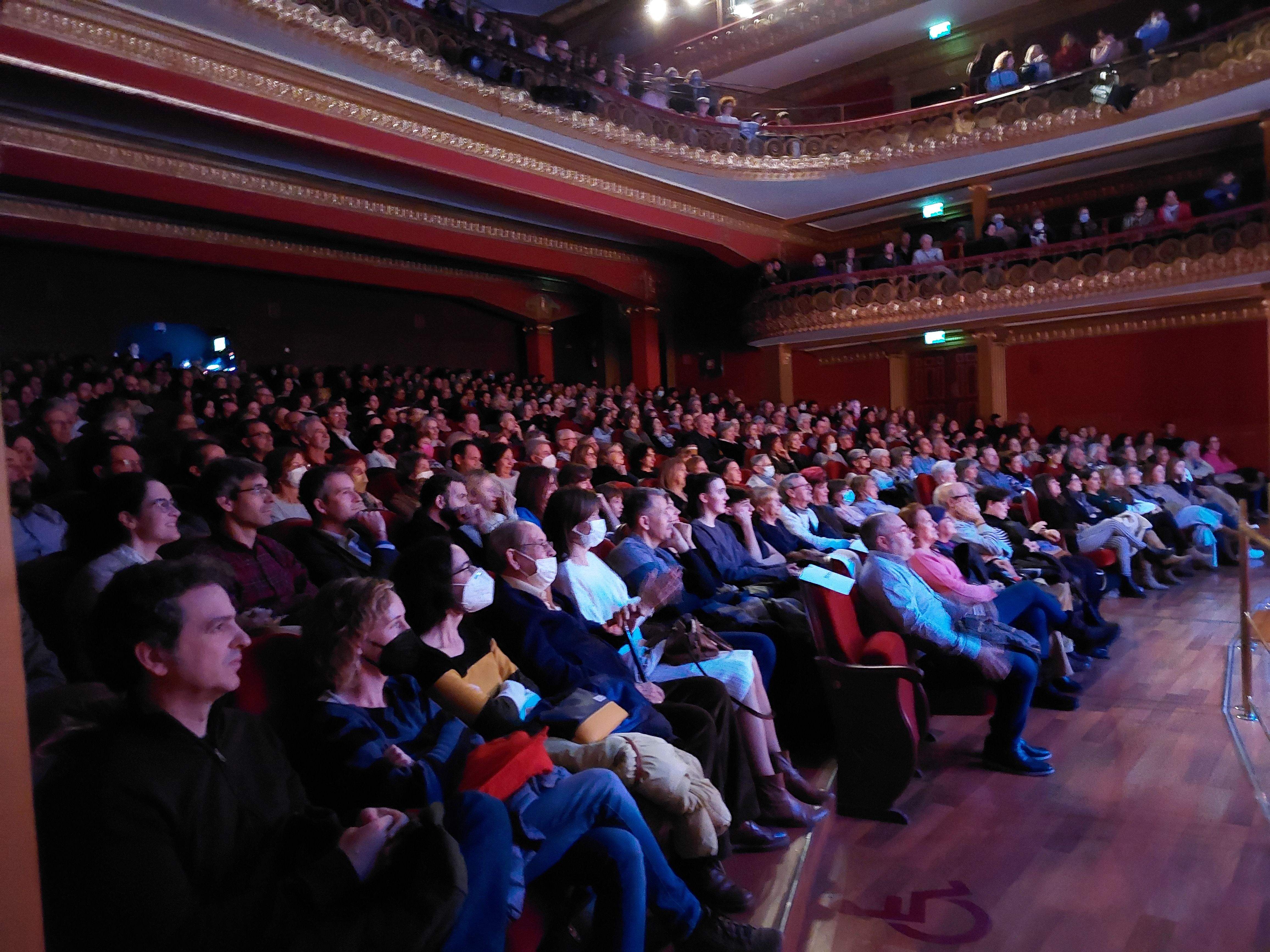 El Club 90 y Kandelikas, protagonistas ante un Olimpia abarrotado.