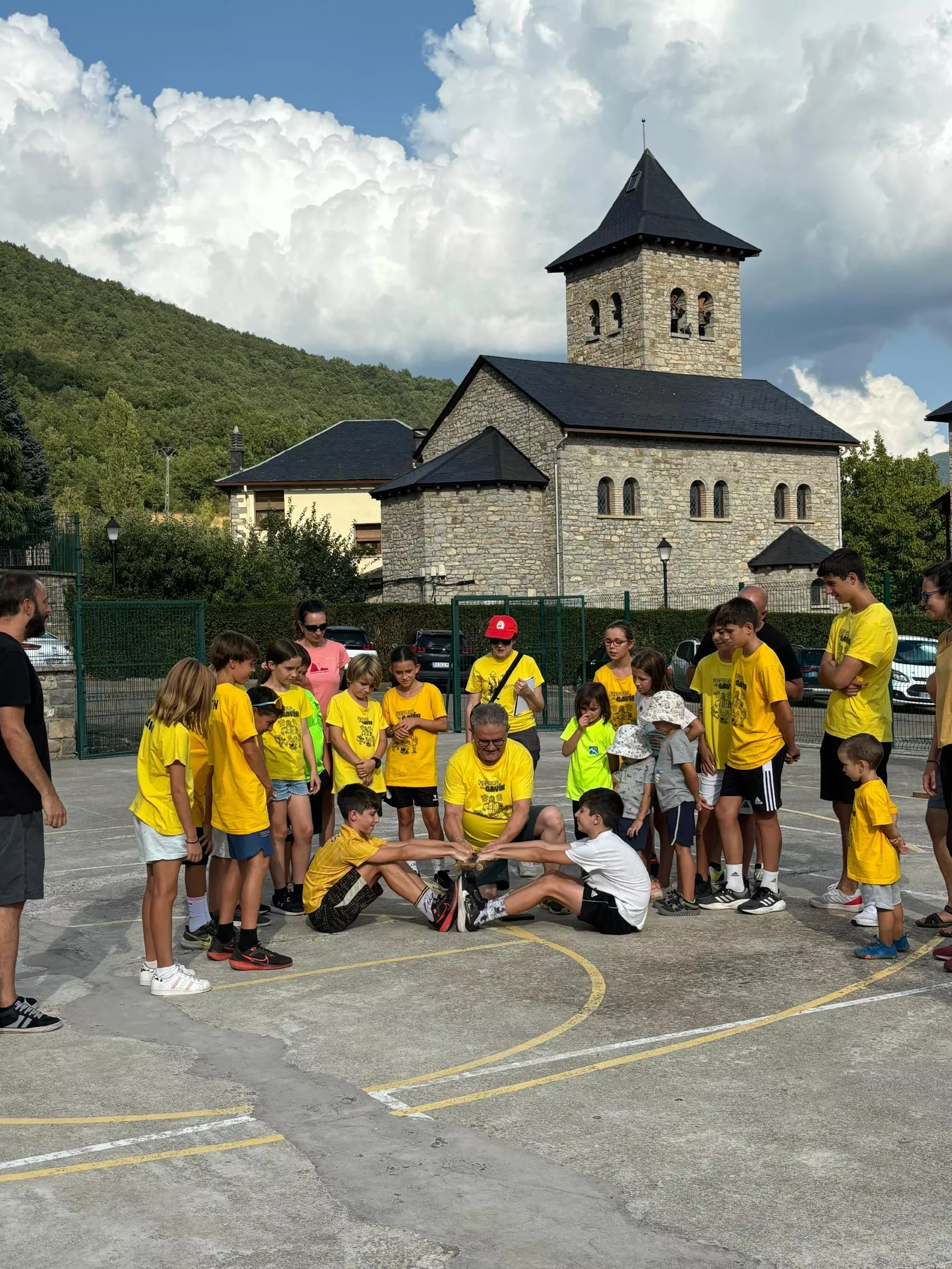 Juegos tradicionales en Gavín, tiro al palo.